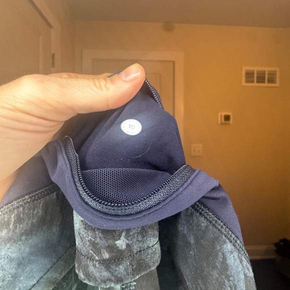 Lululemon Speed Up Short 2.5" – Watercolor Marble Print + Navy Waistband – Size - Picture 3 of 3